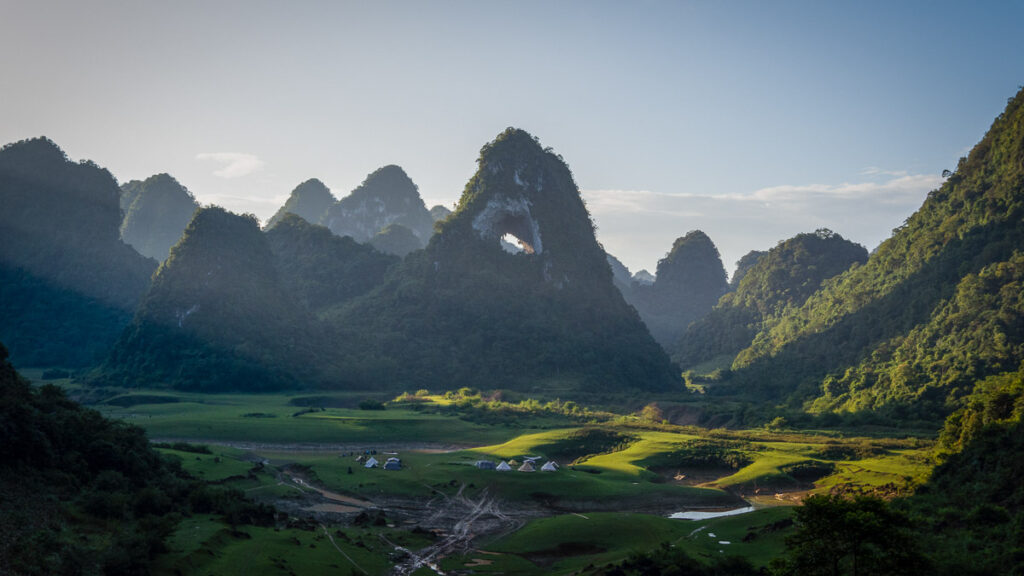 god's eye stone arch, one of the most beuatiful things to do in cao bang, vietnam