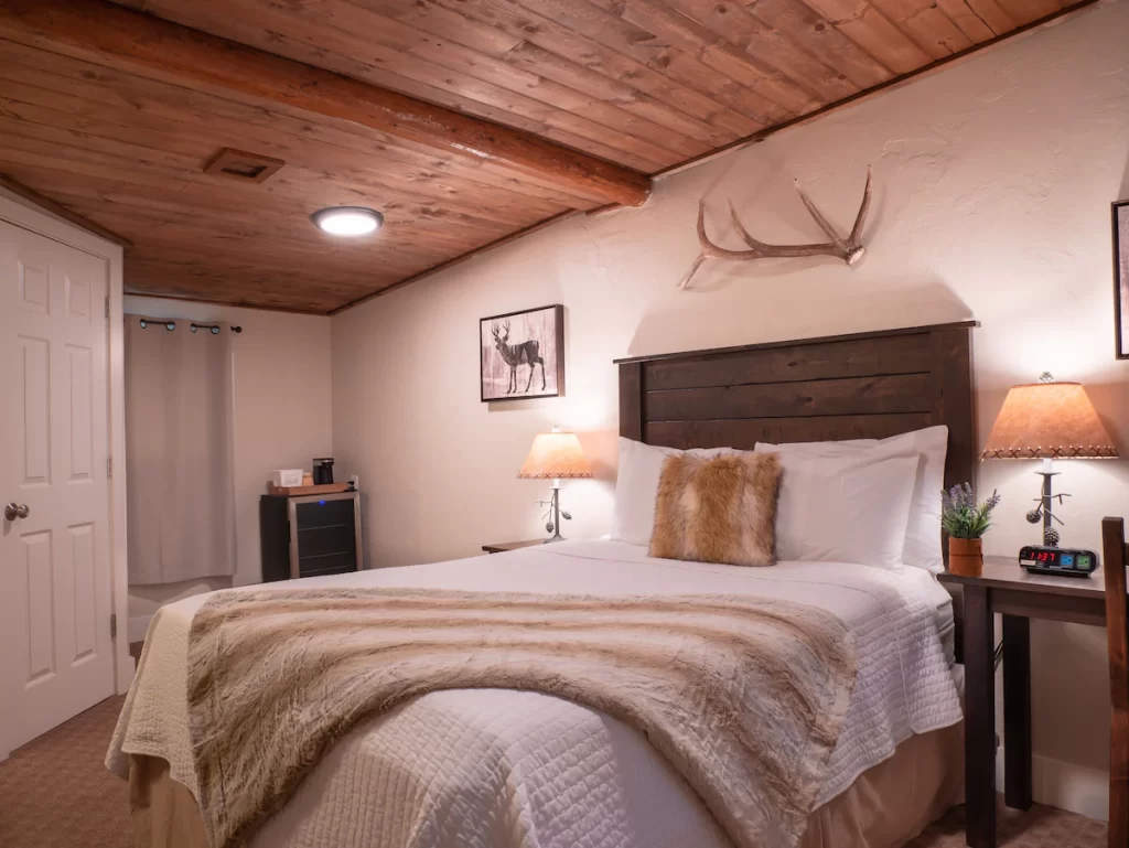 elkhorn cabins west yellowstone room interior view