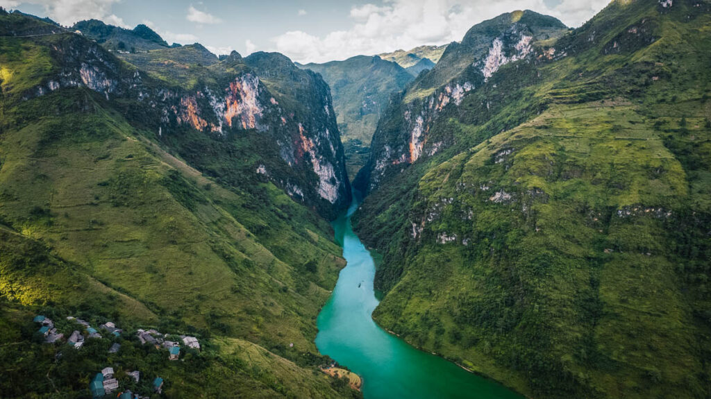 Ma Pi Leng Pass THE HIGHLIGHT attraction OF THE HA GIANG MOTORBIKE LOOP.