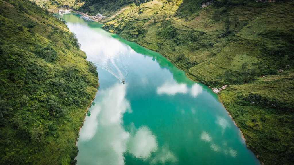 Boat ride through Tu San Canyon of ma pi leng pass