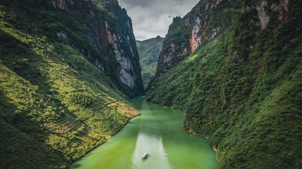 Ma Pi Leng Pass

THE HIGHLIGHT OF THE HA GIANG MOTORBIKE LOOP.