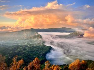 sunrise at mount bromo, one of the nost famous landmarks and things to do in indonesia