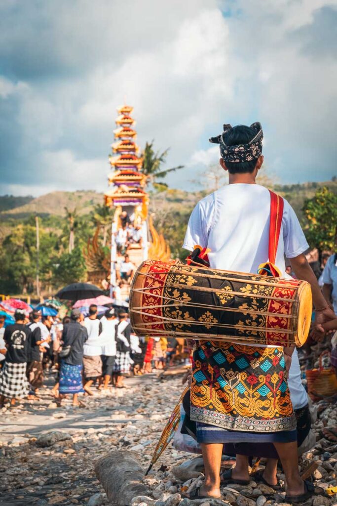 musical man overlooking the wadah