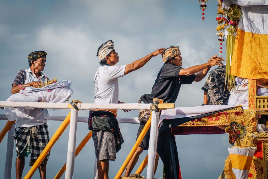 man securing the skeleton remains into the wadah