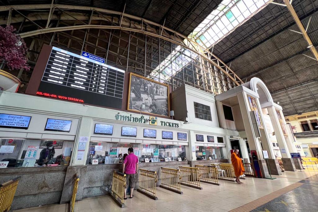 hua lamphong station ticket booth to go from bangkok to ayutthaya