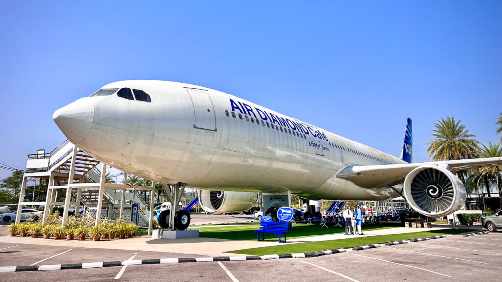 air diamond cafe, a cafe inside an actual airplane