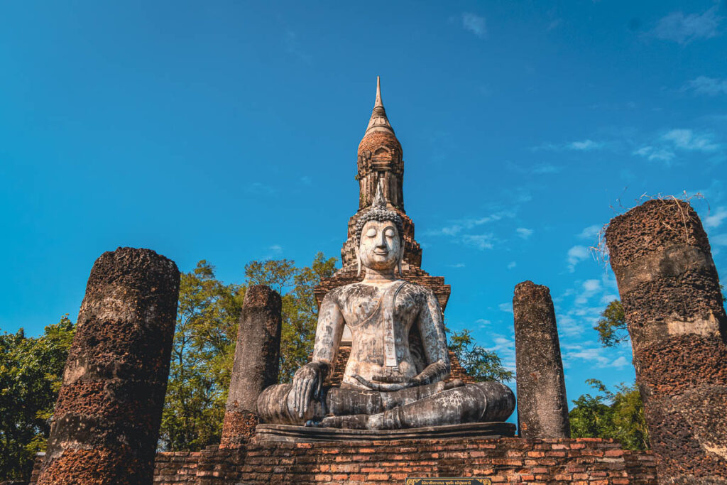 Wat Tra Phang Ngoen another buddha temple in front of a lake