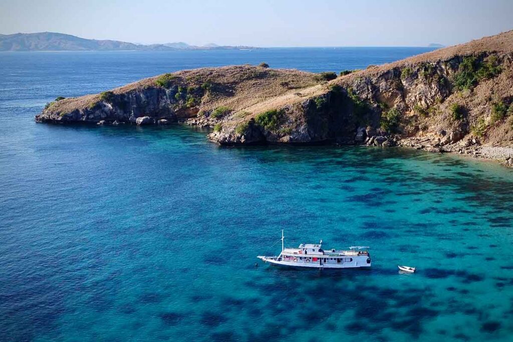 wanua adventure boat in komodo national park